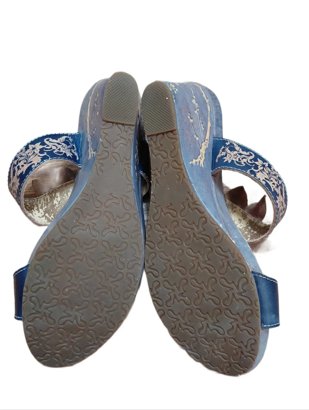 Elite Grapevine Blue And Purple Floral Wedge Sandals Size 8